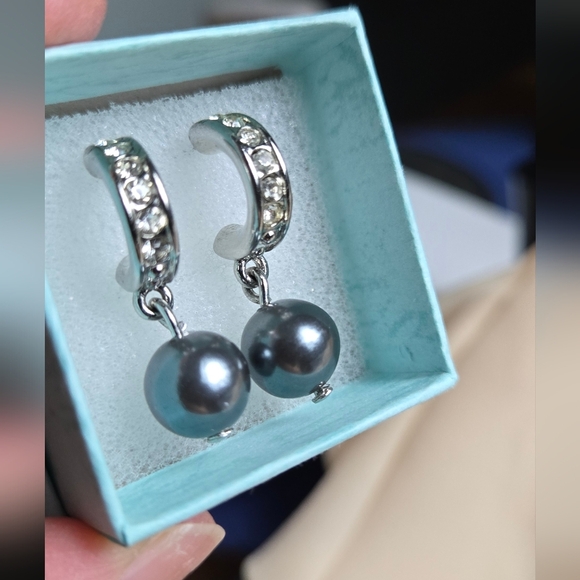 Silver Tone Rhinestones Gray Fuax Pearl Drop Earrings - Picture 5 of 17